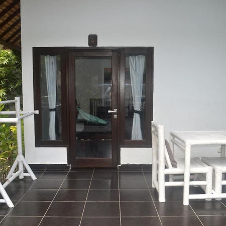Black & White Cottages Gili Trawangan Eksteriør billede